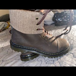 B/N Dr.Martens cute,never worn,can wear them either way as shown on picture!